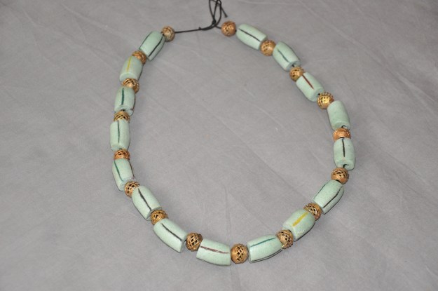 Modell 1: Glasperlen und Messingperlen